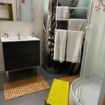 Les Volets Bleus Apartment *
