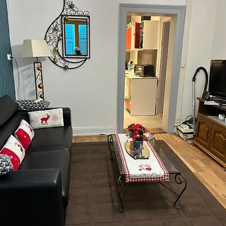 Les Volets Bleus Apartment *